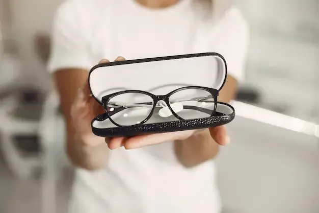 The Best Way to Clean Plastic Glasses Without Damaging the Lenses
